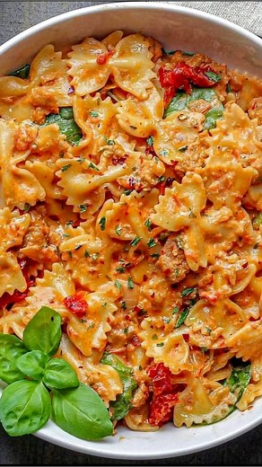 A banging minced beef pasta that never fails… #mincedbeef #mincedbeefpasta #farfalle #pasta | Chetachukwu Arinzechi