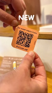 Nouvelle nouveauté ! L’étiquette QR code doublement personnalisée 😜 - on choisit son texte sur l’étiquette - et on choisit ce que l’on souhaite mettre dans le QR code soit : 🌸 un numéro de tel 🌸 un lien vers une page insta ou la page de son choix 🌸 et même, on peut y mettre un message secret ! Évidemment, il y a plein de choix de couleurs, de polices et nos étiquettes résistent à tous les mauvais traitements donc on peut les coller partout : vélo, boites aux lettres, on a même un client qui 