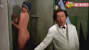 Carol Hawkins Desnuda (tenía 27 años en esta escena) en Carry On Behind (1975)