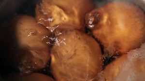 Boiling Eggs Sequence: Stockvideos & Filmmaterial (100 % lizenzfrei) 13530212 | Shutterstock