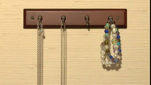 Franklin Brass Key Tidy (1-Pack) Pure White Holder 9' Wall Mount Rack with 4 Hooks for Hallway, Entry, Small Items, Keychain Rail Organizer FBKEYT4-WSE-R