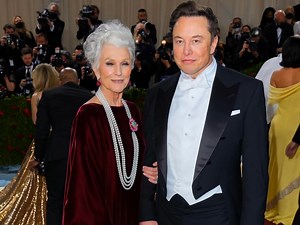 “Maye Musk at 76—breaking stereotypes with timeless beauty and style!” 💫👠 As one of the most in-demand mature models, Maye has carved out her own identity, embracing age with pride while staying active and elegant. See her stunning looks and empowering style in the comments below 👇 | Stories Of The World