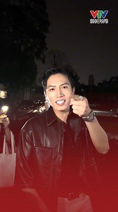 Ca sĩ Anh Tú (Voi Bản Đôn) khoe vocal cực đỉnh trước cổng VTV. Cảm ơn các bạn fans đã kịp thời ghi lại khoảnh khắc đáng yêu này! ❤ #VTVSHOWS #AnhTu | VTV SHOWS