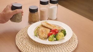 Salt and Pepper Shakers - Glass Salt Shakers for Kitchen Sets of 4 - Large Sugar and Salt Shakers with Lid, Spice Shaker (5.7 oz & 4.7 oz)