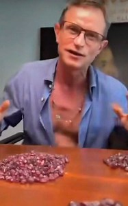 𝐑𝐔𝐁𝐈𝐒 𝐌𝐎Ç𝐀𝐌𝐁𝐈𝐂𝐀𝐍𝐎𝐒 𝐁𝐑𝐈𝐋𝐇𝐀𝐌 𝐍𝐎 𝐌𝐔𝐍𝐃𝐎 𝐄𝐍𝐐𝐔𝐀𝐍𝐓𝐎 𝐎 𝐏𝐎𝐕𝐎 𝐄𝐍𝐅𝐑𝐄𝐍𝐓𝐀 𝐀 𝐅𝐎𝐌𝐄! 📰🗞️ Enquanto as riquezas naturais de 𝗠𝗼ç𝗮𝗺𝗯𝗶𝗾𝘂𝗲, como os valiosos 𝗿𝘂𝗯𝗶𝘀 de 𝗠𝗼𝗻𝘁𝗲𝗽𝘂𝗲𝘇, circulam pelos mercados internacionais, 𝙢𝙞𝙡𝙝õ𝙚𝙨 𝙙𝙚 𝙢𝙤ç𝙖𝙢𝙗𝙞𝙘𝙖𝙣𝙤𝙨 continuam a enfrentar a dura realidade da fome e da pobreza extrema. A exploração dos 𝗿𝗲𝗰𝘂𝗿𝘀𝗼𝘀 𝗺𝗶𝗻𝗲𝗿𝗮𝗶𝘀𝗼𝘀, em grande parte controlada por interesses estrangeiros,