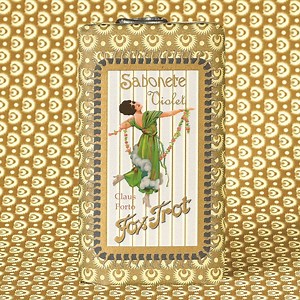 Dance in the shower with the smooth powdery touch of silky peony and violet. Fox trot ’s lovely scent will give your skin the delicateness of rosy flowers and the sweetness of ripe redberries In this candied, feminine fragrance, there is a floral harmony between violet, mimosa and peony. #clausporto #soap #marcaportuguesa #portuguesebrand #soaplovers #gifting #lifestyle #vintagelabels #luxurylifestyle #classicocollection #design #archives | Claus Porto