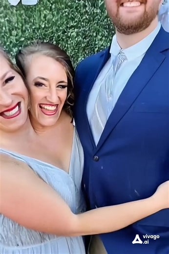 ✨ Three years ago, these incredible conjoined twins, Abby and Brittany Hensel, tied the knot with the same man! 💍💑 Recently, they shared rare and heartwarming family photos with their husband and adorable daughter. 🍼👨‍👩‍👧 Despite their unique physical connection, Abby and Brittany lead a vibrant and fulfilling life — full of love, laughter, and inspiration! 💕 Their journey is a true testament to strength, unity, and the power of acceptance. 🌈🙌 📸 Curious to see what their family life lo