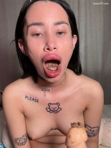 Brunette on CAM fisting ass and eating on shit