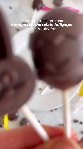 these homemade chocolate lollipops are so easy to make and the perfect last minute easter treat! you just need 1 ingredient — chocolate! recipe in the comments. #chocolatelolipops #easterlollipops #chocolate #healthytreats #healthyrecipes #healthydessert #nobakedessert #nobaketreats #dairyfreechocolate #veganchocolate #eastertreats #easterrecipes #easterdessert #kidfriendlyfood #allergyfriendlyrecipes #allergyfriendlyfood #easyrecipes #easydessert #homemaderecipe #simplerecipes #simpledessert #c