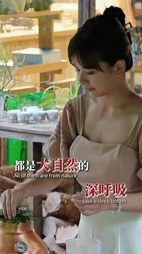 沽月日光 × 桂桂 × 蒔草鋪子 × 純露手作體驗 我們在十二寮迎來了特別來賓 ~ 人氣網紅 桂桂 來到沽月日光，透過親身體驗我們最具代表性的 純露手作體驗來感受天然純粹的在地氣息！💚 我們家的手作純露不只是「產品」，它是一段從土地開始、看得到的新鮮旅程。 🌱 01. 在地採集： 所有在沽月日光的蒔草鋪子所製作的純露，都從「現場採摘」開始。一葉一枝，都是從十二寮山林與我們自家園區採集而來，新鮮、乾淨、來源透明，無農藥的天然原生香氣最單純。 🔥 02. 銅鍋蒸餾： 桂桂親手體驗把植物放入紅銅鍋、封口、加熱、蒸餾。透過歐洲傳統銅鍋慢火蒸餾，才能保留最完整的植物活性。蒸餾過程完全公開、看得到、聞得到、摸得到，真材實料沒有祕密。 💧 03. 滴下的每一滴都是「現蒸現裝」的純粹，當第一滴純露落下，桂桂直接驚呼：「這味道也太清新了吧！」這就是新鮮純露最迷人的地方：天然、溫和、沒有香精、沒有酒精、沒有人工添加。 🌿 04. 從採摘到裝瓶都能自己完成 我們的體驗不只是「看」， 而是讓大家真的動手： ✔ 採摘植物 ✔ 清理枝葉 ✔ 親手裝入蒸餾鍋 ✔ 等待香氣浮現 ✔ 最後把自己的純露裝瓶帶回