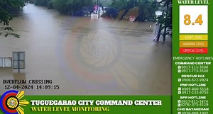 PANOORIN | Patuloy ang pagtaas ng tubig sa iba't ibang bahagi ng Lambak Cagayan dahil sa malakas na pag-ulan. Sa kasalukuyan, ang Pinacanauan avenue, overflow crossing ay lubog na sa tubig na lagpas-baywang ang taas, na nagdudulot ng malaking abala sa mga residente at motorista. Samantala, lalo pang tumaas ang lebel ng tubig sa Buntun Bridge na umabot na sa 8.4 metro, nasa warning level na ngayong alas-2 ng hapon, December 4, 2024. Kaugnay nito, ilang pangunahing tulay at kalsada sa lungsod ang 