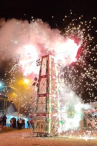 3.5K views · 38 reactions | Quema del tradicional castillo en las fiestas de Rodeo del cantón Oña. #castillo #elrodeo #fiestasdelacruz #oña #comunidaddeelrodeo #vinimixtvdigital #viniciojaramillovinimix | Vinimix TV Digital | Facebook