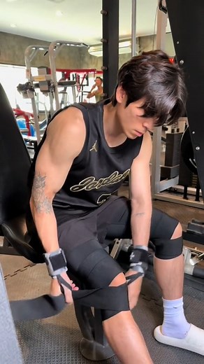 Harbinger | Power Knee Wraps Medium weight elastic for vital knee support and stability Allows for multiple wraps and knee positions Full 72" length One size fits all Color : Black Size : FreeSize Price : 1,350 Baht #harbinger #harbingerthailand #gym #fitness #men #women #gloves #belts #straps #unisex #ถุงมือออกกำลังกาย #ถุงมือฟิตเนส #เข็มขัดออกกำลังกาย | HarbingerThailand