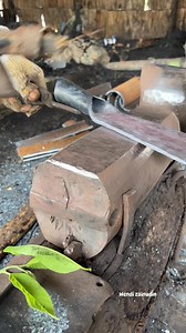 Seht euch den Prozess der Formgebung der Spitze eines traditionellen landwirtschaftlichen Werkzeugs an. #Schmied #Schmiedekunst #Schmieden #Schmiede #Metallkunst #Amboss | Wendi Zainudin