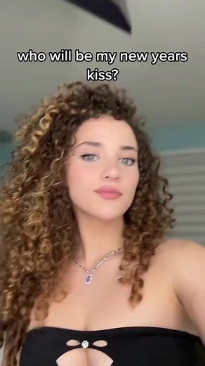 Incase you were wondering how my new years went 💋 #NYE #Kiss #SelfLove | Sofie Dossi