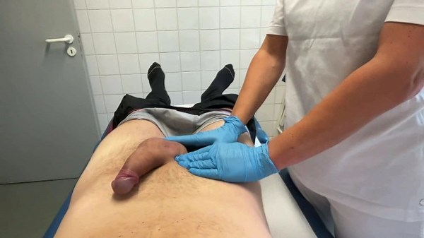 Traite médicale du coq - une infirmière branle le sperme 5 fois de suite