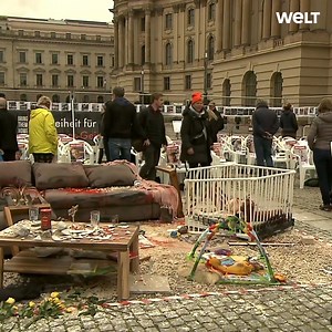 Gedenken an Terroropfer vom 7. Oktober: Bebelplatz wird wieder zum "Platz der Hamas-Geiseln" | WELT