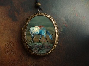 Médaillon cheval bleu et femme aux cheveux rouges/médaillon cheval/médaillon cheval ovale/ cheval rustique/cheval et fille/équitation/amant des chevaux/cheval avec fille - Etsy France