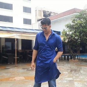 Akshay Kumar poses for paparazzi in the rain 😎😍 . . #akshaykumar #pose #paparazzi #bollywood #movies | Filmfare Middle East