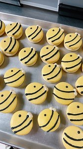 We love  macs! . . . #cookie #macaron #cake #cute #cafe #houstonbakery #dessert #houston #supportlocal #supportsmallbusiness #lunchboxcake #cutecake #japanesedesserts #bakery #houstoncafe #supportsmallbusiness #shopsmall #shoplocal #koreanbakery #macarons #savethebees #beelover | Honey Art Cafe | Facebook