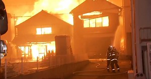 Un desaparecido y 175 personas evacuadas tras el incendio de 170 casas en el sur de Japón
