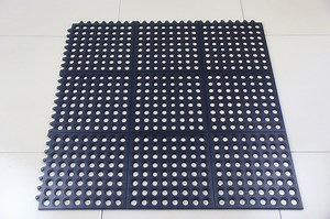 [Hot Item] Rubber Hollow Grass Matting