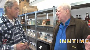 1.2K views | INNTime Reportage Stichting Blije Buren slaat handen in één met stichtin Hartling tegen armoede. Velen gezinnen in Den Haag hebben door dit initiatief vanavond een kerst diner door kostenloos boodschappen afkomstig uit Amsterdam. | RT Dutch | Facebook