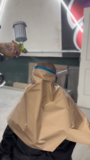 On fait pas juste des jobs de body ! 💪 Hésite pas, on s’occupe de tous vos problèmes, même les plus inattendus. 😂✌️#carrosserie #peinture #bodyshop #barbershop | Carrosserie Xtra