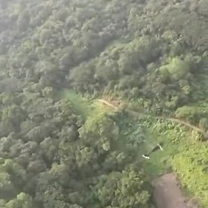 205K views · 2.1K reactions | No suelta su juguete nuevo El secretario de Seguridad del Pueblo, Óscar Aparicio Avendaño, volvió a protagonizar las imágenes oficiales al difundirse un video en el que aparece piloteando un helicóptero durante un operativo conjunto en Jiquipilas, Cintalapa, Arriaga y Villaflores. Según el reporte, se detuvo a dos hombres y una mujer presuntamente ligados a actividades delictivas, además de asegurar armas y vehículos. | Alerta Chiapas | Facebook