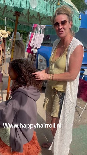 Dik Krullend Haar Stylen met Happy Hair Roll