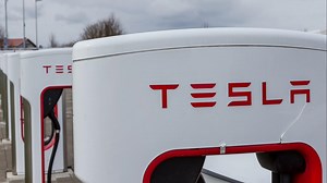 Auto : il arrache le tableau de bord de sa Tesla pour voir si elle roule encore