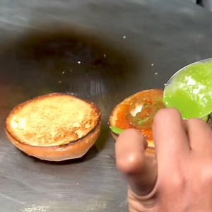 Priyanka ne khaya double peti burger #burgers #lovefood #fastfood #jaipur #mumbai | Priyanka Tiwari