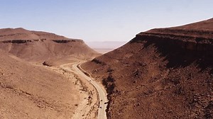 Desfiladeiro árido expansivo com camadas rochosas: vídeo stock (100% livre de direitos) 3653818651 | Shutterstock