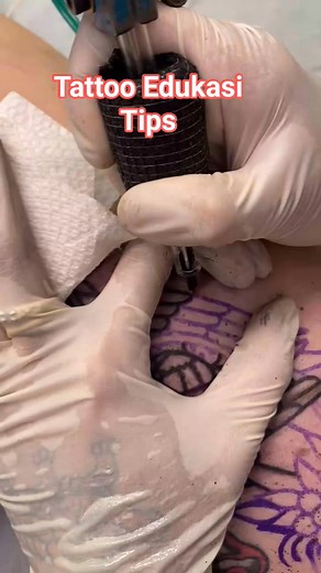 EDUKASI TATTOO: Teknik Outline Sayap Burung yang Presisi dan Detail Dalam dunia tattoo, desain sayap burung bukan hanya simbol kebebasan, kekuatan, dan spiritualitas, tetapi juga tantangan teknis bagi setiap seniman. Untuk menghasilkan sayap burung yang hidup dan dinamis, langkah pertama yang harus dikuasai adalah teknik outline yang tepat dan presisi. ✅ Tips dan Teknik Outline Tato Sayap Burung: 1. Perencanaan Desain (Stencil yang Presisi): Mulailah dengan membuat sketsa digital/manual yang men