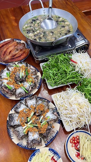 Nồi Cháo Cá Khô với Rau Đắng cho Ngày Mưa