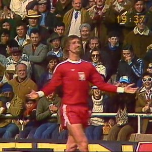 Jedna z najbardziej pamiętnych cieszynek w historii reprezentacji Polski? 🧐🇵🇱 ✅ 18 czerwca 1978 roku, ✅ Andrzej Szarmach i gol z Peru. Więcej o tym meczu znajdziesz u nas na stronie. ⤵️ WIĘCEJ 👉 lnp.pl/Szarmach-Peru | Łączy nas piłka