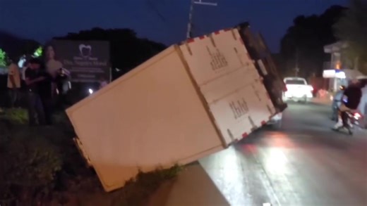 #MAIZAL MAO VALVERDE: Accidente en el distrito municipal de Maizal, un camión voló el policía acotado y se viró. Nada que lamentar. | La Isabela Histórica