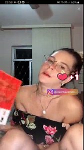 Clarinha pagando peitinho