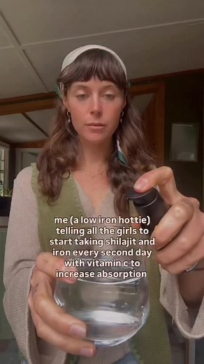 comment “iron guide” for my low iron links 🫶 🩸 Research shows iron absorbs best when taken every second day. This gives your body’s hepcidin levels the hormone that regulates iron uptake time to drop, improving absorption and reducing side effects. My favourite form is iron bisglycinate, gentle on the gut and highly bioavailable. 💬 Comment supplement and I’ll send you a link and discount code for my go-to brand. 🍊 Always pair iron with vitamin C. It converts ferric iron (Fe³⁺) into ferrous i