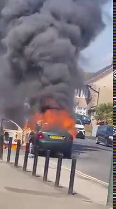 This is the moment a car was completely destroyed after bursting into flames in Bexleyheath 😱 Read the full story here: https://www.newsshopper.co.uk/news/23463152.london-lane-bexleyheath-fire-car-completely-destroyed/ Video by Catrina Charlton | News Shopper