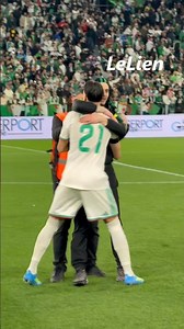 Scène inattendue : un supporter envahit la pelouse en début de match face à l’Uruguay 🇩🇿