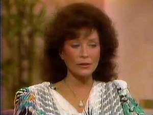 LORETTA LYNN - JOAN RIVERS SHOW, 1989 (105)