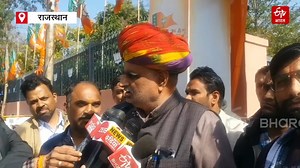 बीजेपी के वरिष्ठ नेता लालकृष्ण आडवाणी को भारत रत्न सम्मान देने की घोषणा के साथ सियासी पारा गर्म हो गया है. कांग्रेस प्रदेश प्रभारी सुखजिंदर सिंह रंधावा ने इस पर आपत्ति दर्ज कराई तो बीजेपी के नेताओं ने उनके बयान पर तीखा हमला बोला. #SukhjinderRandhawa #BharatRatna #LKAdvani #BJP | ETV Bharat Rajasthan