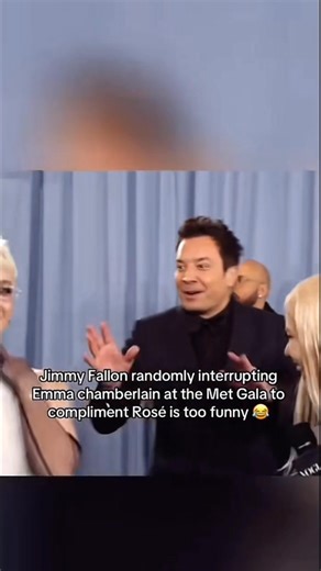 JIMMYYY. 🤣🥰 TAN BELLO. 🖤 #JimmyFallon #EmmaChamberlain #Rosé #MetGala2025 Video de Blinksince2016 | Jimmy Fallon Latin America FANS