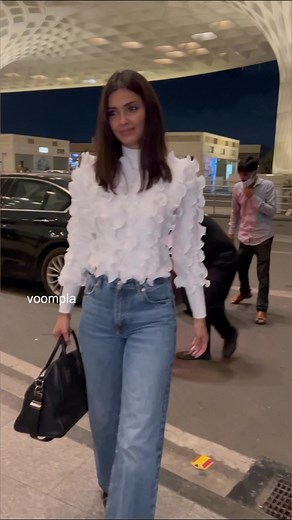 Cocktail actress Diana Penty spotted at Mumbai airport! | Voompla