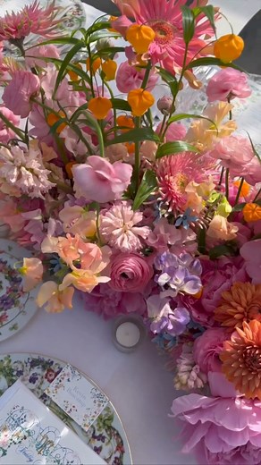 Curious about how that spectacular floral spring wedding came together? 🌸🌷 Check out this behind-the-scenes glimpse of all the amazing wedding vendors performing their magic! 💫 From the florist to the caterer to the photographer, everyone played a part in making this wedding day unforgettable. Follow us for more wedding inspiration and behind-the-scenes looks at our favorite events! Wedding Planning: @lakecomoweddings Photography: @matteocoltro_weddings Florals :@tulipinaitalia Venue: @villa_