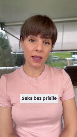 Da li si ikad tokom odnosa pomislila “Nadam se da će brzo da završi”? Ako jesi, onda je ovo video za tebe. Jer imati seks kad ti nije do njega nije “bračna dužnost”, već je emocionalna ucena u krevetu. Ako seks postaje valuta mira u vezi, onda nisi partnerka nego taoc. Ako ti treba prostor da to kažeš, evo ga. Možeš slobodni da pišeš u komentaru ili u inbox. Tu sam da vas salušam, da vam pomognem, posavetujem. Niste same! Pisite nam i anonimno na Mama & Woman forumu. | Mama & Woman Srbija