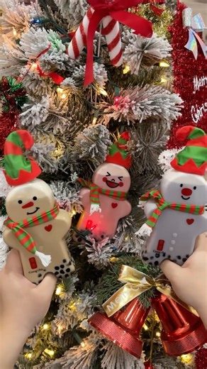 Feeling festive yet? 🎄✨ Our Gingerbread bottles are ready to spread the holiday cheer! 🎅 Sip on these featured drinks in the cutest bottle ever: ✨ Red Velvet Milk Tea ✨ Pearl Milk Tea w/ Milk Foam ✨ Strawberry Milk Tea w/ Pearls & Milk Foam ✨ Taro Milk Tea w/ Pearls & Milk Foam Note: Only our featured four drinks will be poured inside the Gingerbread bottle. Any drink aside from the 4 listed above can receive a bottle upon request for $2 but it will not be served inside the bottle. #gongcha #g