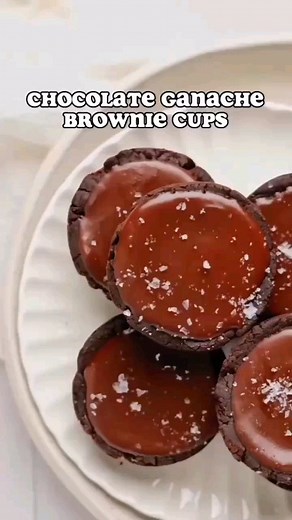 Want to make your Iftar dates interesting? Turn 'em into Chocolate Ganache Filled Brownie Cups 😌😌😌 They're also gluten-free and refined sugar-free. Just throw in these ⬇️ 6 ingredients and you're good to go! 🤗 - 120g Pitted Dates (around 6 medjool dates) - 2-3 tbsp Milk of choice - 60g Nut Butter - 60g Cocoa - 1/4 tsp Salt - 80g Chocolate of choice - 3 tbsp Milk of choice By @nourishing.niki | Images