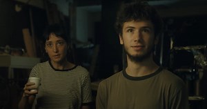 Cine argentino contemporáneo 🎬 Un joven que trabaja de “arbolito” vendiendo dólares en el mercado negro, ante una inminente corrida cambiaria, intentará dar un golpe con sus amigos y así cambiar su destino en “Cambio, cambio” (Lautaro García Candela, 2023) 🎥 Ciclo organizado junto a @redsalascl 📆 5 de mayo | 16:00 horas 📆 11, 18 y 23 de mayo | 17:00 horas Microcine | Nivel -2 🎟️ Tickets en cinetecanacional.cl 🎟️ Boleterías presenciales Nivel -1: acceso peatonal por calle Morandé Nivel -2: 